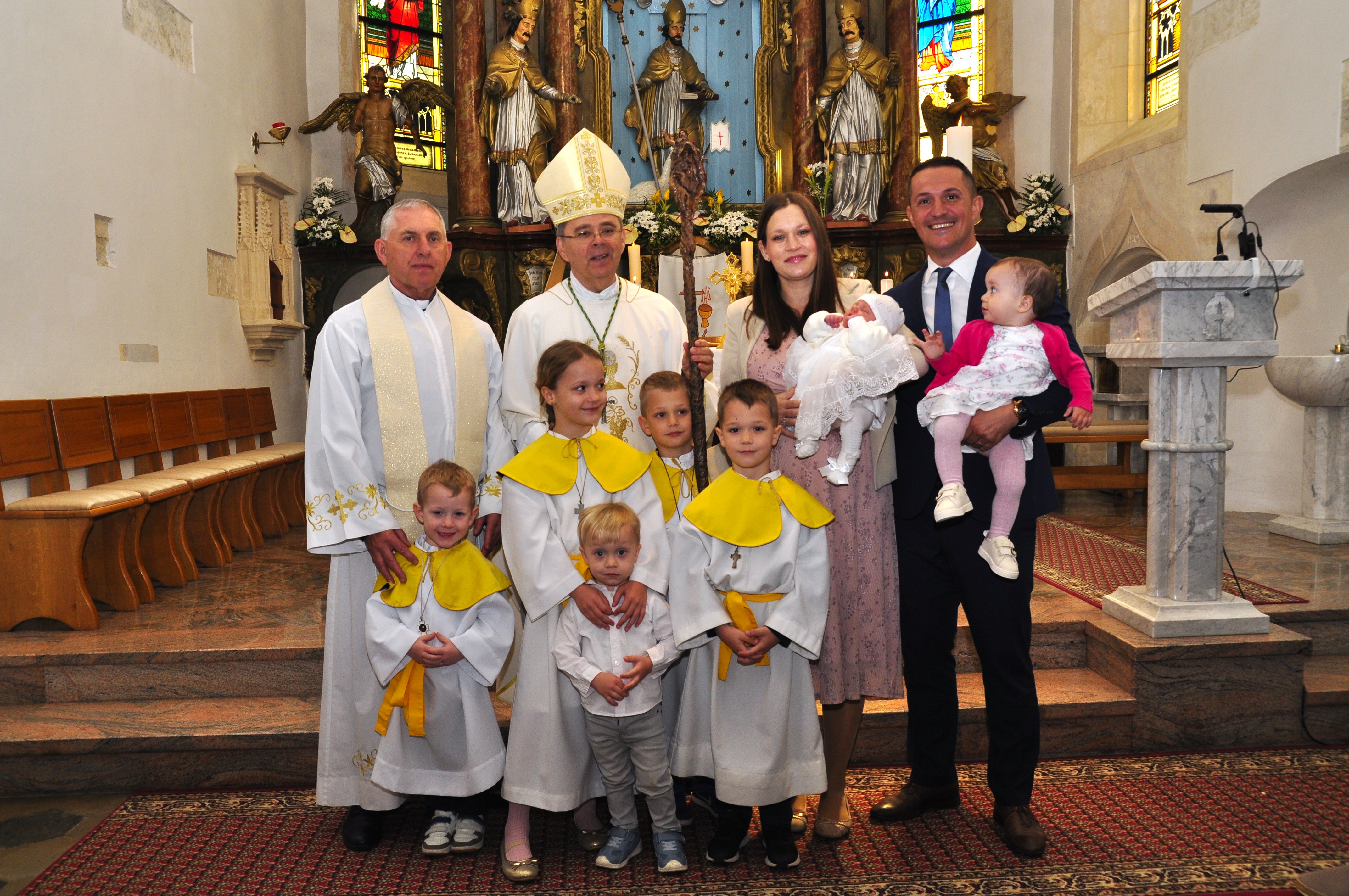 Biskup Radoš krstio malenu Klaru, sedmo dijete obitelji Spajić iz Svetog  Martina na Muri